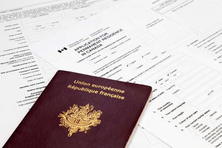 adrium Cuadro acrílico de 90 x 60 cm: UN pasaporte francés en la parte superior de un formulario de solicitud canadiense para obtener una visa de residencia permanente.(145402752)